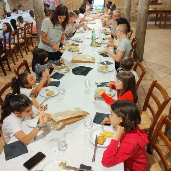 Pranzo di gruppo al centro estivo